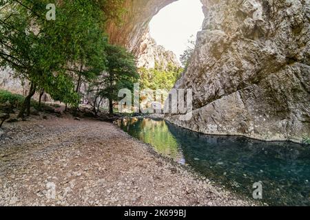 Prerasts di Vratna o Vratna Gates sono tre ponti di pietra naturale sul monte Miroc in Serbia Foto Stock