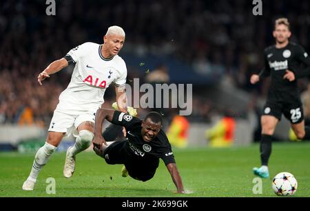 Richarlison (a sinistra) di Tottenham Hotspur e Evan N'Dicka di Eintracht durante la partita UEFA Champions League Group D al Tottenham Hotspur Stadium, Londra. Data immagine: Mercoledì 12 ottobre 2022. Foto Stock