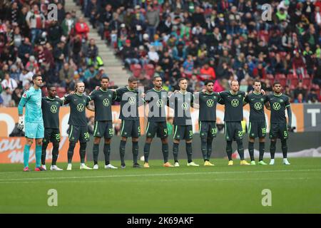 Augsburg, Germania. 08th Ott, 2022. Primo : 10/08/2022, calcio, 1st campionato, 1st Bundesliga, Stagione 2022/2023, 9th giorno di incontro FC Augsburg - VfL Wolfsburg VfL Wolfsburg, Wolfsburg, figura intera, minuto di silenzio per Paul Muller Credit: dpa/Alamy Live News Foto Stock