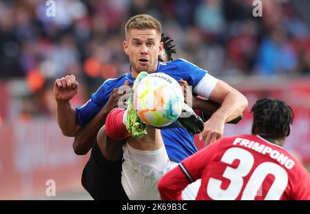 Leverkusen, Germania. 08th Oct, 2022. Primo : 10/08/2022, Calcio, 1st Lega, 1st Bundesliga, Calcio Stagione 2022/2023, Bayer 04 Leverkusen - FC Schalke 04 4: 0 Simon TERODDE, Schalke contro TAPSOBA/dpa/Alamy Live News Foto Stock