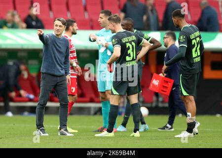 Augsburg, Germania. 08th Ott, 2022. Primo : 8th Ottobre 2022, calcio, campionato 1st, 1st Bundesliga, stagione 2022/2023, 9th matchday FC Augsburg - VfL Wolfsburg allenatore Niko Kovac, VfL Wolfsburg, Wolfsburg, intera figura, gesto, Credit: dpa/Alamy Live News Foto Stock