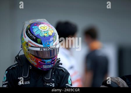 Singapore, Singapore. 08th Ott 2022. 8th ottobre 2022, circuito di Marina Bay Street, Singapore, FORMULA 1 SINGAPORE AIRLINES GRAN PREMIO DI SINGAPORE 2022, nella foto si trova Lewis Hamilton (GBR), Mercedes-AMG Petronas Formula One Team Credit: dpa/Alamy Live News Foto Stock