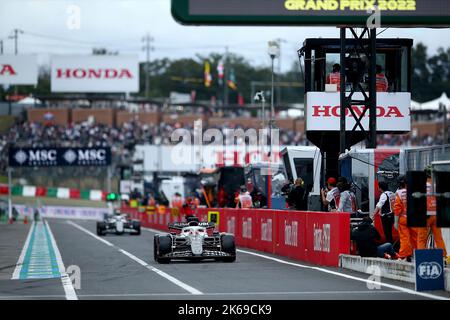 Singapore, Singapore. 08th Ott 2022. 8th ottobre 2022, circuito di Marina Bay Street, Singapore, FORMULA 1 SINGAPORE AIRLINES GRAN PREMIO DI SINGAPORE 2022, nella foto Pierre Gasly (fra), Scuderia AlphaTauri, Yuki Tsunoda (JPN), Scuderia AlphaTauri Credit: dpa/Alamy Live News Foto Stock