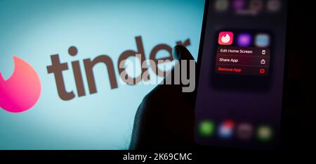 L'app Tinder è visto su un dispositivo mobile iPhone in questa foto di illustrazione a Varsavia, Polonia, il 12 ottobre 2022. Foto Stock