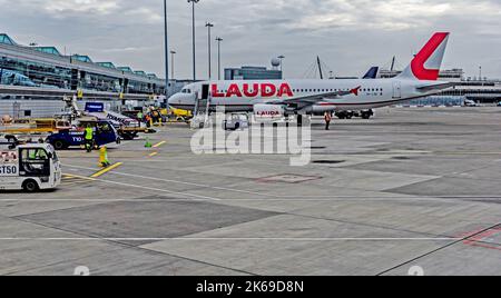 Un jet Lauda Airlines sul asfalto all'aeroporto di Dublino, Irlanda. Laura è una filiale di Ryanair. Foto Stock