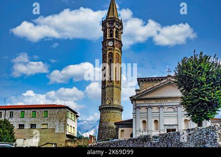 Il Campanile della Basilica di San Nicolò, Lecco, Italia. Dedicato a San Nicola, il Santo Patrono di Lecco. Foto Stock