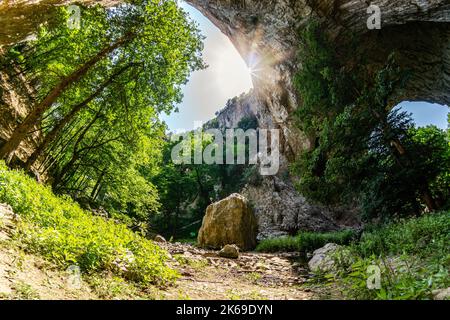 Prerasts di Vratna o Vratna Gates sono tre ponti di pietra naturale sul monte Miroc in Serbia Foto Stock