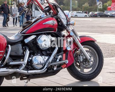 Mosca, Russia - 1 maggio 2019: Moto Kawasaki Vulcan classico in rosso. Piattaforma di osservazione sulle colline dei passeri Foto Stock