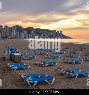 Benidorm, Spagna - 11 marzo 2022: Lettini all'alba sulla spiaggia di Benidorm Foto Stock