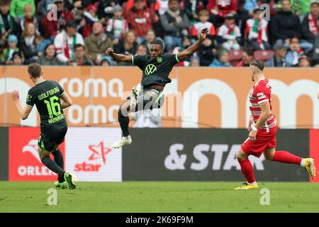 Augsburg, Germania. 08th Ott, 2022. Primo : 8th Ottobre 2022, calcio, campionato 1st, 1st Bundesliga, stagione 2022/2023, 9th matchday FC Augsburg - VfL Wolfsburg 1: 1, Roidle Baku, VfL Wolfsburg, Wolfsburg, figura intera, Credit: dpa/Alamy Live News Foto Stock