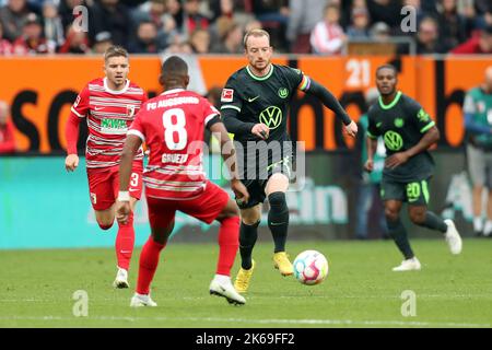 Augsburg, Germania. 08th Ott, 2022. Primo : 8th Ottobre 2022, calcio, campionato 1st, 1st Bundesliga, stagione 2022/2023, 9th matchday FC Augsburg - VfL Wolfsburg 1: 1, Maximilian Arnold, VfL Wolfsburg, Wolfsburg, figura intera, Credit: dpa/Alamy Live News Foto Stock