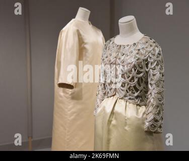 Getaria, Spagna - 22 marzo 2022: Abbigliamento di alta moda in mostra al Museo Balenciaga di Getaria, Paesi Baschi Foto Stock