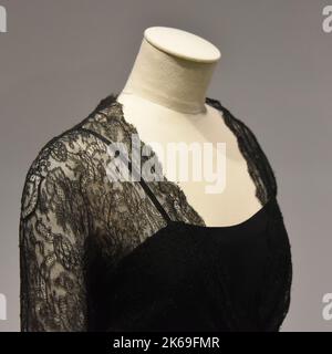 Getaria, Spagna - 22 marzo 2022: Abbigliamento di alta moda in mostra al Museo Balenciaga di Getaria, Paesi Baschi Foto Stock