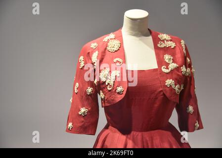 Getaria, Spagna - 22 marzo 2022: Abbigliamento di alta moda in mostra al Museo Balenciaga di Getaria, Paesi Baschi Foto Stock