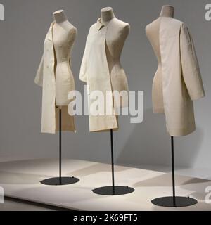 Getaria, Spagna - 22 marzo 2022: Abbigliamento di alta moda in mostra al Museo Balenciaga di Getaria, Paesi Baschi Foto Stock