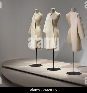 Getaria, Spagna - 22 marzo 2022: Abbigliamento di alta moda in mostra al Museo Balenciaga di Getaria, Paesi Baschi Foto Stock