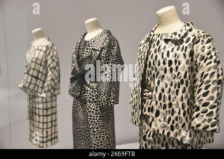 Getaria, Spagna - 22 marzo 2022: Abbigliamento di alta moda in mostra al Museo Balenciaga di Getaria, Paesi Baschi Foto Stock