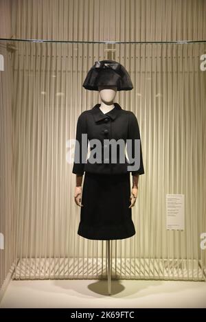 Getaria, Spagna - 22 marzo 2022: Abbigliamento di alta moda in mostra al Museo Balenciaga di Getaria, Paesi Baschi Foto Stock