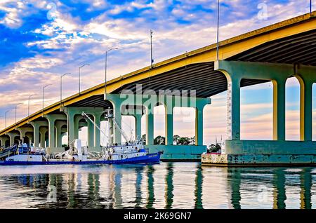 Una barca di gamberetti viaggia lungo il fiume Pascagoula verso il ponte alto del fiume Pascagoula, 4 ottobre 2022, a Pascagoula, Mississippi. Foto Stock