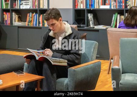 Mosca, Russia - 2 aprile 2022: Nuova Galleria statale di Tretyakov su Krymsky Val. Biblioteca pubblica con sala lettura e media. Arte moderna contemporanea Foto Stock