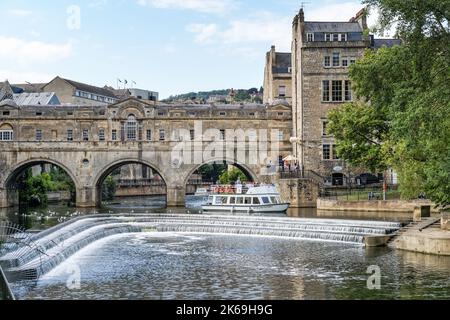 Pulteney Bridge e Pulteney Weir sul fiume Avon a Bath in Somerset England Regno Unito Regno Unito Foto Stock