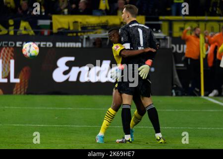 Dortmund, Germania. 08th Ott 2022. Youssoufa MOUKOKO (l., DO) versus goalwart Manuel NEUER (M), azione, duelli, calcio 1st Bundesliga, 9th matchday, Borussia Dortmund (DO) - FC Bayern Monaco (M) 2: 2, su 08.10.2022 a Dortmund/Germania. © Credit: dpa/Alamy Live News Foto Stock