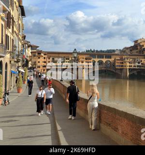 Fiume Arno a Firenze con Ponte Vecchio, Foto Stock