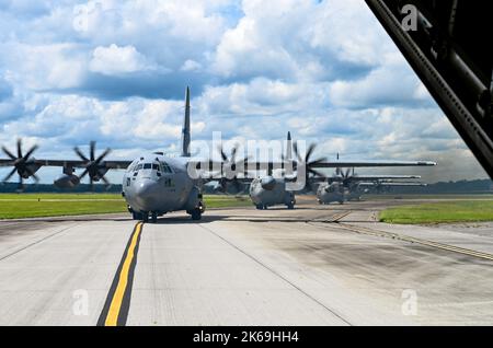 Cinque aerei C-130 Hercules della 165th Airlift Wing, Georgia Air National Guard, taxi sulla pista dopo un grande volo di formazione che ha mostrato la forza e le nuove modifiche al velivolo il 11 settembre 2022 a Savannah, Georgia. Negli ultimi 18 mesi, l'intera flotta AW del 165th di aeromobili C-130H è stata modernizzata con eliche NP-2000 a otto pale e motori T-56 3,5. Le eliche a otto pale offrono maggiore potenza ed efficienza riducendo al contempo la manutenzione. (STATI UNITI Air National Guard foto di Tech. SGT. Caila Arahood) Foto Stock