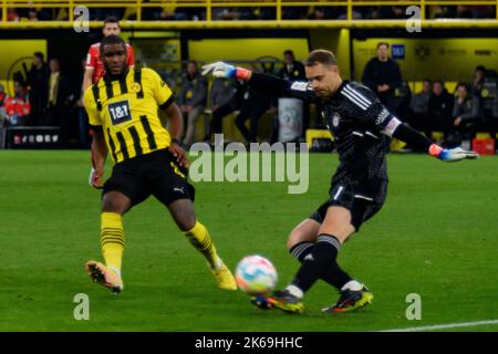 Dortmund, Germania. 08th Ott 2022. Anthony MODESTE (l., DO) versus goalwart Manuel NEUER (M), azione, duelli, calcio 1st Bundesliga, 9th matchday, Borussia Dortmund (DO) - FC Bayern Monaco (M) 2: 2, sulla 08.10.2022 a Dortmund/Germania. © Credit: dpa/Alamy Live News Foto Stock