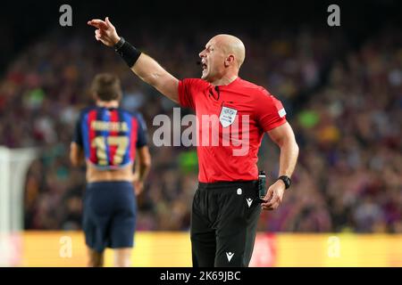 Barcellona, Spagna. 12th Ott 2022. Arbitro durante la partita della UEFA Champions League tra il FC Barcelona e il FC Internazionale di Milano al Camp Nou di Barcellona, Spagna. Credit: DAX Images/Alamy Live News Foto Stock