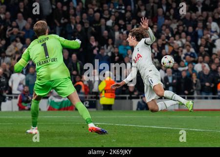 White Hart Lane, Regno Unito. 12th Ott 2022. Bryan Gil (11) di Tottenham Hotspur (a destra) perde una croce durante la partita della UEFA Champions League tra Tottenham Hotspur e Eintracht Francoforte al Tottenham Hotspur Stadium, White Hart Lane, Inghilterra il 12 ottobre 2022. Foto di David Horn. Credit: Prime Media Images/Alamy Live News Foto Stock