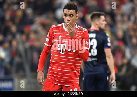 Monaco, Germania. 10th Ott 2022. Jamal MUSIALA (FC Bayern Monaco)-la prossima stella del Bayern ha Corona. Foto d'archivio: Jamal MUSIALA (FC Bayern Monaco), gesto, scettico, azione, immagine singola, motivo individuale ritagliato, mezza figura, mezza figura. Football Champions League/FC Bayern Munich-Viktoria Pilsen 5-0, fase di gruppo, 3rd° matchday il 4th ottobre 2022, ALLIANZAREN A. ? Credit: dpa/Alamy Live News Foto Stock