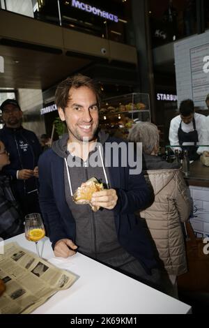 Jan Hasenfuß bei der Eröffnung der Jellyfish-Bude - Fischbrötchen vom Sternekoch in der Europa-passage. Amburgo, 30.09.2022 Foto Stock