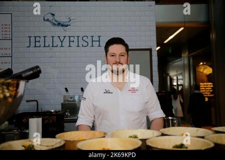 Stefan Fäth bei der Eröffnung der Jellyfish-Bude - Fischbrötchen vom Sternekoch in der Europa-passage. Amburgo, 30.09.2022 Foto Stock