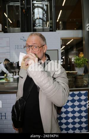 Nik Breidenbach bei der Eröffnung der Jellyfish-Bude - Fischbrötchen vom Sternekoch in der Europa-passage. Amburgo, 30.09.2022 Foto Stock