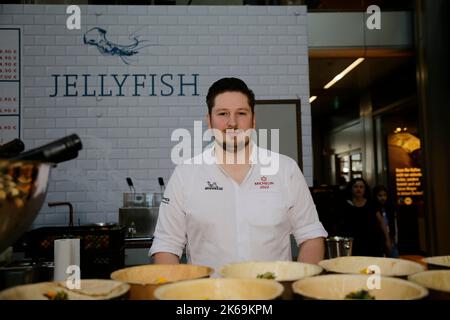 Stefan Fäth bei der Eröffnung der Jellyfish-Bude - Fischbrötchen vom Sternekoch in der Europa-passage. Amburgo, 30.09.2022 Foto Stock