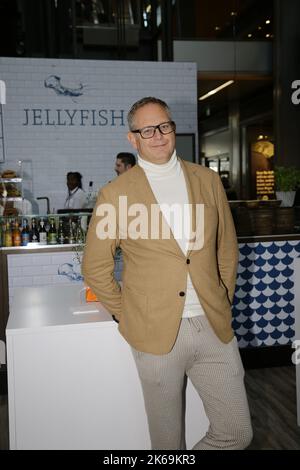 Jörg Harengerd bei der Eröffnung der Jellyfish-Bude - Fischbrötchen vom Sternekoch in der Europa-passage. Amburgo, 30.09.2022 Foto Stock