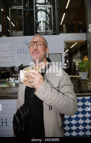 Nik Breidenbach bei der Eröffnung der Jellyfish-Bude - Fischbrötchen vom Sternekoch in der Europa-passage. Amburgo, 30.09.2022 Foto Stock