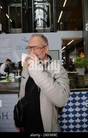 Nik Breidenbach bei der Eröffnung der Jellyfish-Bude - Fischbrötchen vom Sternekoch in der Europa-passage. Amburgo, 30.09.2022 Foto Stock