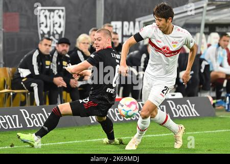 Stoccarda, Germania. 09th Ott 2022. Hiroki ITO (VFB Stuttgart), azione, duelli contro Julian RYERSON (Union Berlin). Calcio 1st Bundesliga stagione 2022/2023, 9th giorno di partita, matchday09, VFB Stuttgart-1st Union Berlin 0-1, il 10/09/2022, Mercedes Benz Arena Stuttgart © Credit: dpa/Alamy Live News Foto Stock