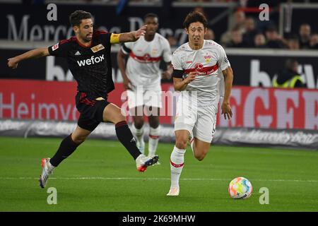 Stoccarda, Germania. 09th Ott 2022. NESSUNA VENDITA IN GERMANIA Hiroki ITO (VFB Stuttgart), azione, duelli contro Rani KHEDIRA (Union Berlin). Calcio 1st Bundesliga stagione 2022/2023, 9th matchday, matchday09, VFB Stuttgart-1st Union Berlin 0-1, il 9th ottobre 2022, Mercedes Benz Arena Stuttgart ? Credit: dpa/Alamy Live News Foto Stock