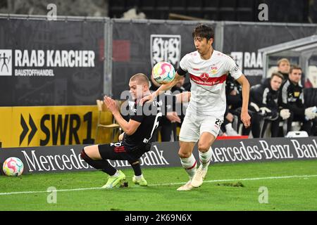 Stoccarda, Germania. 09th Ott 2022. Hiroki ITO (VFB Stuttgart), azione, duelli contro Julian RYERSON (Union Berlin). Calcio 1st Bundesliga stagione 2022/2023, 9th matchday, matchday09, VFB Stuttgart-1st Union Berlin 0-1, il 9th ottobre 2022, Mercedes Benz Arena Stuttgart ? Credit: dpa/Alamy Live News Foto Stock