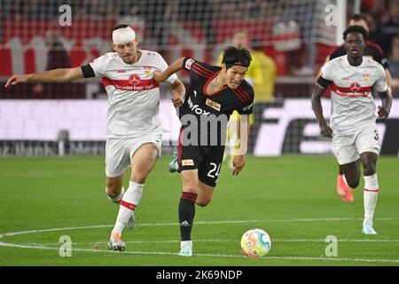 Stoccarda, Germania. 09th Ott 2022. Genki HARAGUCHI (Union Berlin), azione, duelli contro Waldemar ANTON (VFB Stuttgart). Calcio 1st Bundesliga stagione 2022/2023, 9th matchday, matchday09, VFB Stuttgart-1st Union Berlin 0-1, il 9th ottobre 2022, Mercedes Benz Arena Stuttgart ? Credit: dpa/Alamy Live News Foto Stock