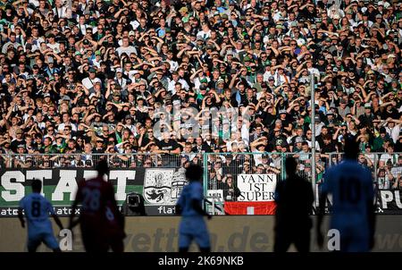 Caratteristiche, MG tifosi guardare la partita, calcio 1st Bundesliga, 09th matchday, Borussia Monchengladbach (MG) - FC Colonia (K) 5: 2, il 9th ottobre 2022 a Borussia Monchengladbach/Germania. Le normative #DFL vietano qualsiasi uso di fotografie come sequenze di immagini e/o quasi-video # © Foto Stock