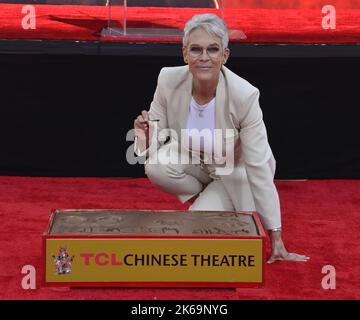 Los Angeles, Stati Uniti. 12th Ott 2022. L'attrice Jamie Lee Curtis partecipa ad una cerimonia di mano e impronta immortalandola nel piazzale del TCL Chinese Theatre (ex Grauman's) nella sezione di Hollywood di Los Angeles mercoledì 12 ottobre 2022. Foto di Jim Ruymen/UPI Credit: UPI/Alamy Live News Foto Stock