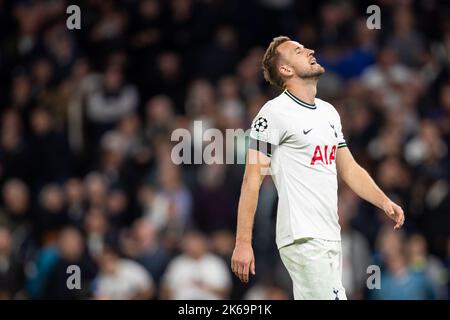 Londra ON, Regno Unito. 12th ottobre 2022. Harry Kane di Tottenham gesta durante la partita UEFA Champions Group D tra Tottenham Hotspur ed Eintracht Francoforte, presso lo stadio Tottenham Hotspur di Londra, mercoledì 12th ottobre 2022. (Credit: Federico Maranesi | MI News) Credit: MI News & Sport /Alamy Live News Foto Stock