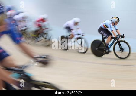 Il belga Katrijn De Clercq (R) ha ritratto in azione durante la gara di Scratch delle donne il primo giorno dei Mondiali di ciclismo su pista UCI, a Saint-Quentin-en-Yvelines, in Francia, mercoledì 12 ottobre 2022. I Campionati del mondo si svolgono dal 12 al 16 ottobre 2022. BELGA FOTO BENOIT DOPPAGNE Foto Stock