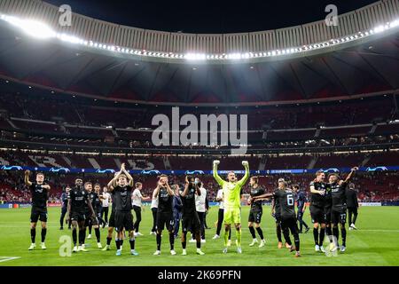 I giocatori del Club festeggiano dopo una partita di calcio di gruppo tra la squadra di calcio belga Club Brugge KV e l'atletico spagnolo Madrid , mercoledì 12 ottobre 2022 a Madrid, Spagna, il giorno 4/6 della tappa di gruppo della UEFA Champions League. FOTO DI BELGA BRUNO FAHY Foto Stock