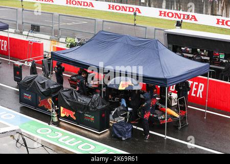 N. 11 Sergio Perez (MEX, Oracle Red Bull Racing) nella corsia di gara durante la bandiera rossa, F1° Gran Premio del Giappone al Suzuka International Racing Course il 9 ottobre 2022 a Suzuka, Giappone. (Foto alta DUE) Foto Stock