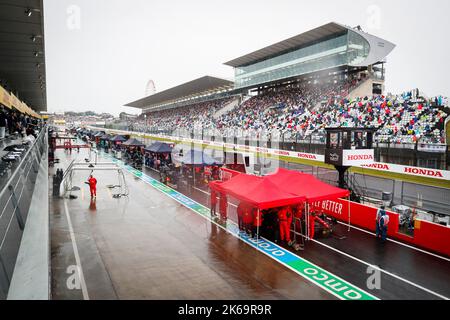 Suzuka, Giappone. 9th Ott 2022. #16 Charles Leclerc (MCO, Scuderia Ferrari) in pista durante la bandiera rossa, F1 Gran Premio del Giappone al Suzuka International Racing Course il 9 ottobre 2022 a Suzuka, Giappone. (Foto da ALTO DUE) Credit: dpa/Alamy Live News Foto Stock